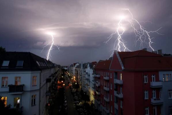Ničivá bouře v Německu zabila šest lidí. Postupuje na východ