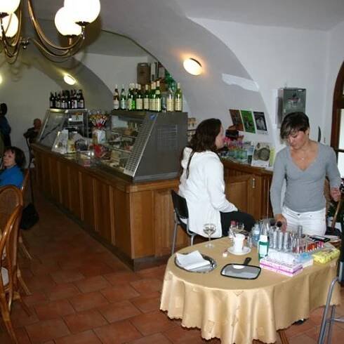 Make-up maraton - dobročinná akce v muzejní kavárně.