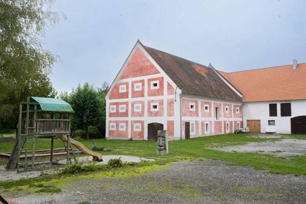 Koupil zámek místo chalupy a sliboval nádherné místo. Manželka byla otřesená