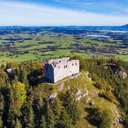 Ausblick auf die erhabene Burgruine Falkenstein.