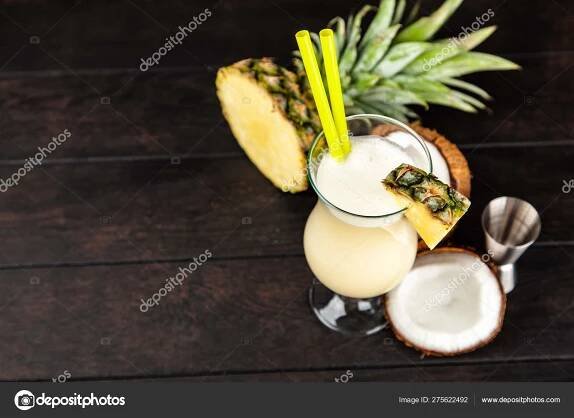 Stáhnout - Pina Colada koktejl na tmavém pozadí — Stock obrázek