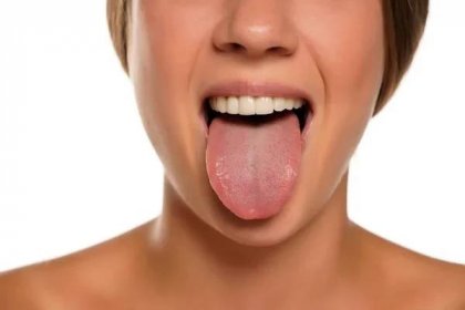 Mladá žena vystrkující svůj jazyk na bílém pozadí — Stock obrázek