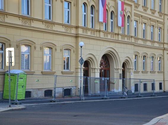 Stavební práce uzavřely hlavní vchod do budovy chebského městského úřadu