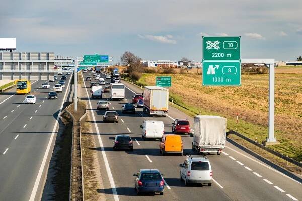 Jízda bez dálniční známky – co dělat při nehodě na dálnici? - RIXO Blog