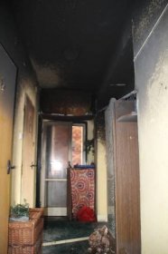 FOTO: Hasiči krotili oheň na chodbě bytu v Dobrušce. Hořel elektrický rozvaděč