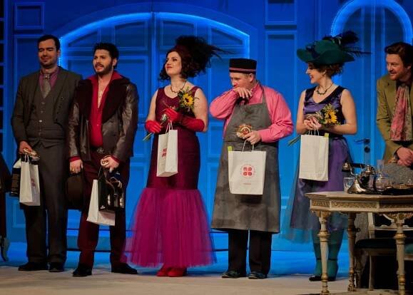 Olomoučtí herci na závěrečné děkovačce s dárky od festivalových sponzorů. Foto Michal Klíma