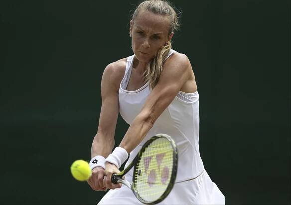 Magdaléna Rybáriková postúpila do osemfinále Wimbledonu. Slovenská tenistka v treťom kole zdolala Lesiu Curenkovú z...