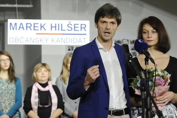 Kandidát na prezidenta Marek Hilšer chce „léčit“ Hrad. Nahým protestem se postavil Rusům