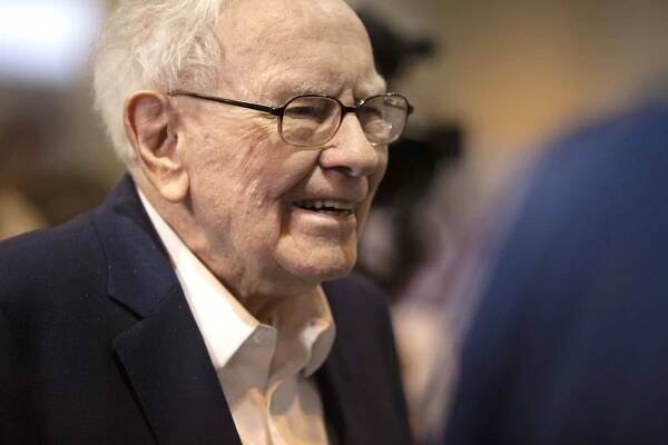Warren Buffett amasses more cash and sells more stock, but doesn’t explain why in annual letter