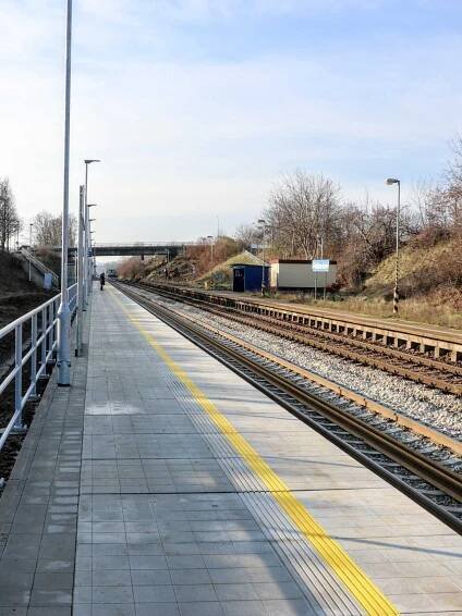 Obrazem: Dvoumiliardová modernizace trati z Brna do Zastávky pokročila, 8 kilometrů kolejí je nových - Zdopravy.cz
