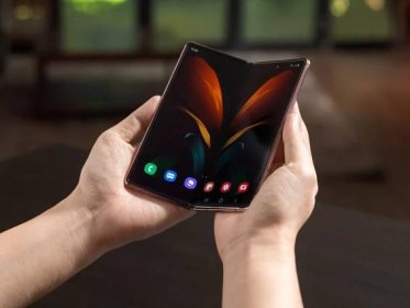 Samsung prý dvojitě ohebný telefon představí začátkem příštího roku