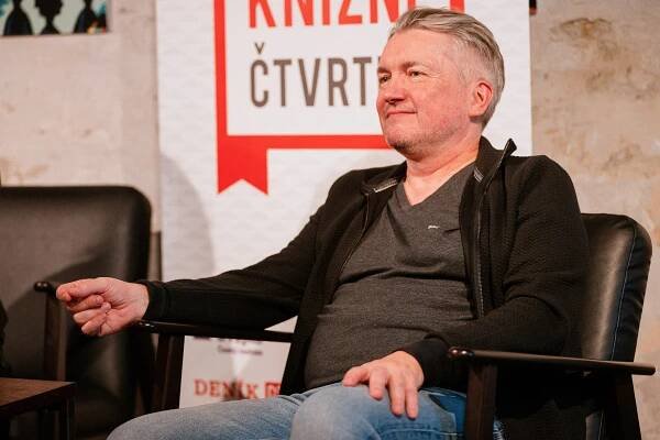 Starej brbla zápolící s demencí dělá z nové knihy Miloše Urbana frašku