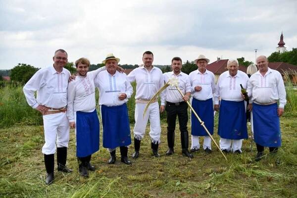 Kosení lúky 10. 6. 2023 - Oficiální stránky obce Hodonice