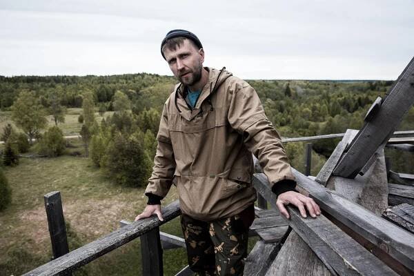 Andrey has been working as a carpenter and professional restorer of wooden architecture for 5 years. Once he accidentally got into the Sokolov artel as a volunteer Andrey says that in recent years he has become a happy person, because the work brings him a real joy.