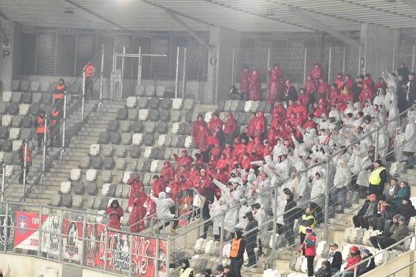 Fanoušci Pardubic jezdili po Hradci Králové na červenou, policie nezasáhla