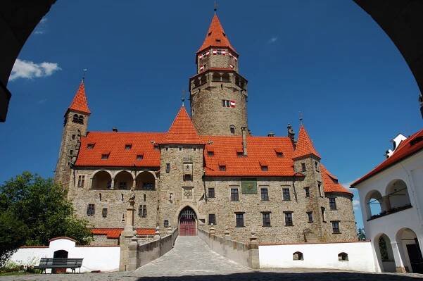Hrad Bouzov oživují tento víkend orientální tance i šermíři