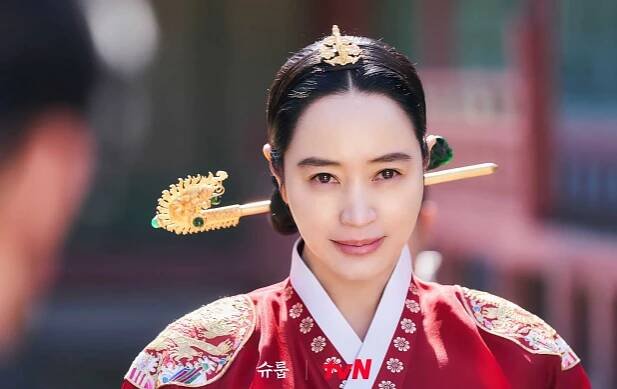 Kim Hye Soo narobí päť princov v The Queen’s Umbrella mnoho problémov