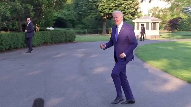 Poskočení před Bílým domem. Biden novinářům ukazoval, že mu po pádu nic není - Novinky