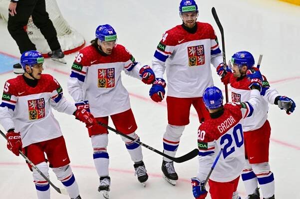 Češi se na MS v hokeji 2025 radují z gólu Jakuba Fleka (vpravo) v zápase proti Kazachstánu.