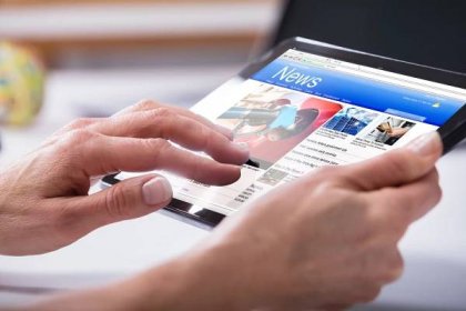 detail ruky osoby pomocí digitálního tabletu - noviny publikace - stock snímky, obrázky a fotky