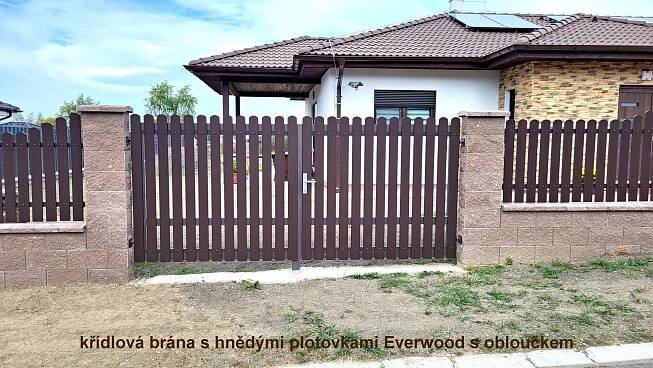 Křídlové brány s plotovkami EVERWOOD | PRONY s.r.o. – parapety, ploty, brány