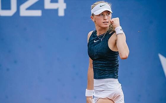 Laura Samson se hecuje ve druhém kole Prague Open. 