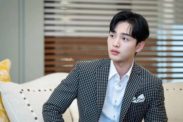 Kim Min Jae uvedl, jak na něj působí hrdina ze seriálu Dali and Cocky Prince. Kromě toho promluvil o chemii s Park Gyu Young