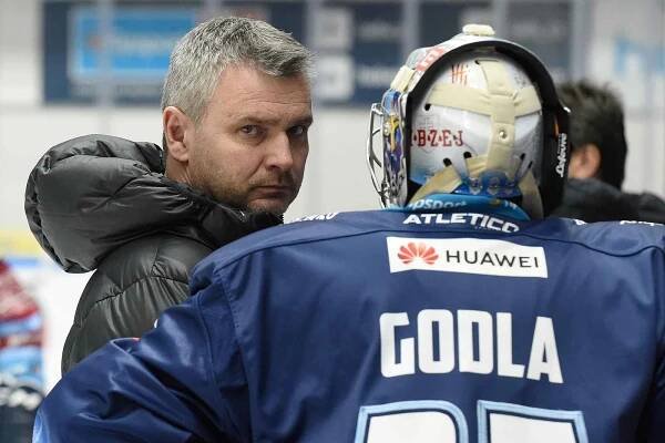 Brno 1.3.2020 - domácí HC Kometa Brno (bílá) proti Rytířům Kladno trenér David Čermák (modrá)