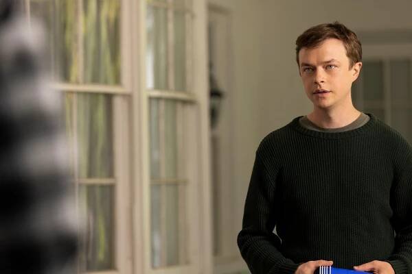 Schodiště - Červená v zubech a pařátech - Z filmu - Dane DeHaan
