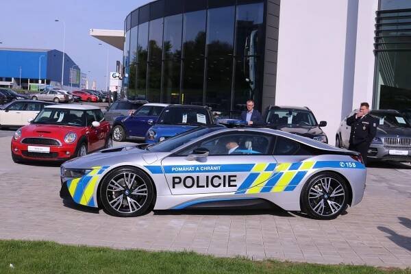 Policie bude pomáhat a chránit v supersportovním BMW i8. Potkáte ho hlavně na moravských dálnicích