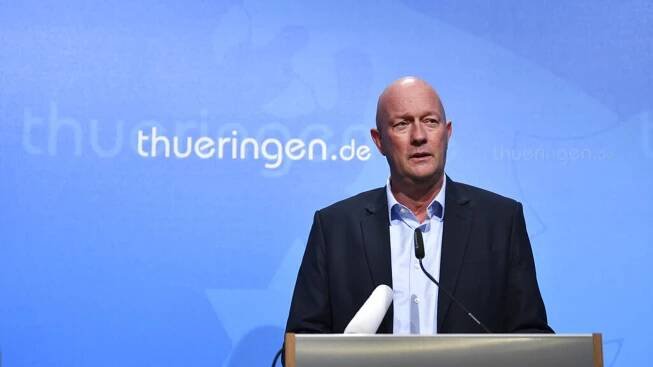 Kauza Kemmerich pokračuje. Premiér Durynska odstoupil, strany jednají, koaliční SPD „neví, na čem s CDU je“