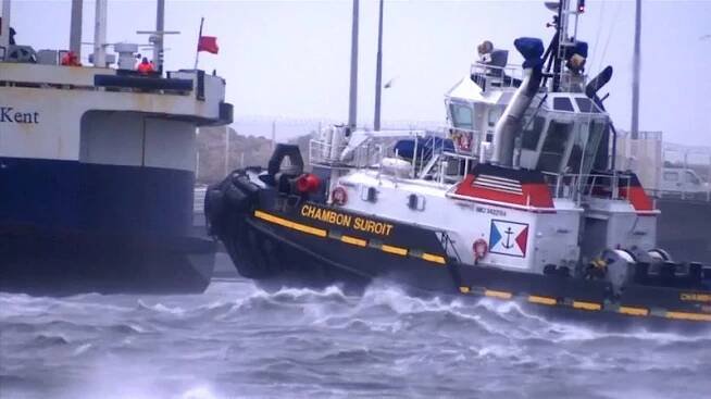 V Calais najel trajekt se stovkami lidí na palubě na mělčinu