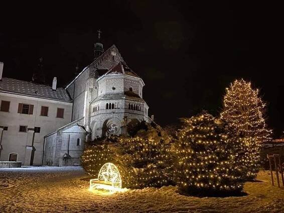 Tři, dva, jedna, svítí. Vánoce začínají rozsvícením stromu
