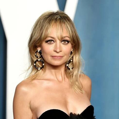 Nicole Richie with dirty bronde hair to complement her hazel eyes