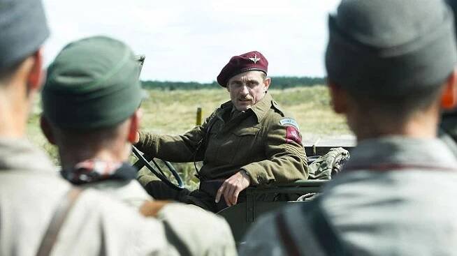 V písku - Příslib svobody - Z filmu - Roland Møller