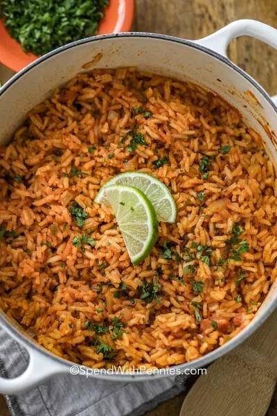 Mexická rýže je jednou z mých oblíbených mexických příloh. Je to jednoduché, chutné a plné! #spendwithpennies #mexicanrice #rice #mexican #mexicanricerecipe #easymexicanrice