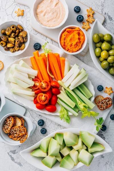 crudites talíř, syrové vegetariánské jídlo nebo party vegetariánský talíř s různými vegetariánskými občerstveními a dipy - zeleninové crudité - stock snímky, obrázky a fotky