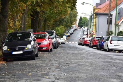 Ve všední dny jsou ulice v širším centru Třebíče přecpané parkujícími auty. Radnice proto zvažuje zavedení modrých zón.