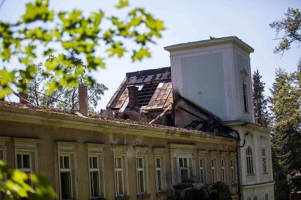 Vyhořelý zámek v Maršově má naději. Obec ale limituje omezený rozpočet