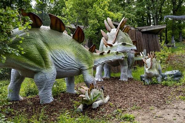 Koupaliště Džbán ožilo desítkami obřích dinosaurů. Navštívili jsme DinoLive | PrahaIN 