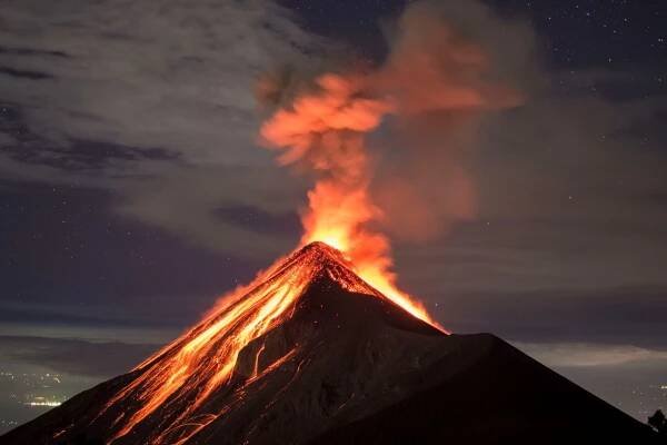 erupce sopky zachycená v noci ze sopky fuego poblíž antiguy v guatemale - guatemala - stock snímky, obrázky a fotky