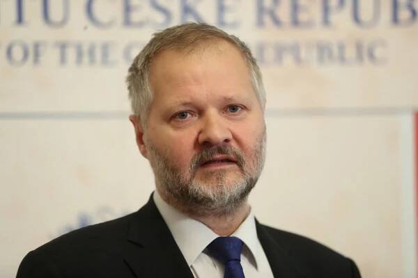 „Do cílové rovinky můžeme dospět férově,“ vzkázala Němcová Hamplovi. Podle něj si vytváří mýtus...