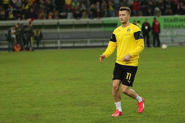 Fotbalista Marco Reus z Borussie Dortmund zaplatil při rozlučce pivo pro celý stadion