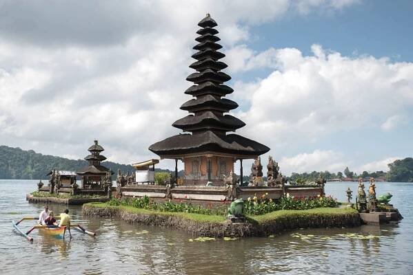 Una parte del templo Ulun Danu Beratan sobre el lago Beratan - Bali, Indonesia