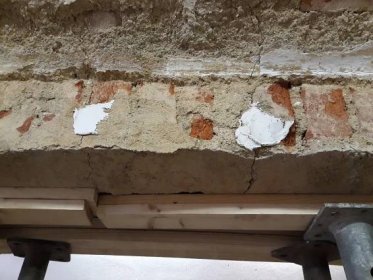 Hasiči evakuovali domov mládeže v Plzni, během výkopů začaly praskat zdi