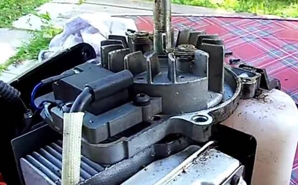 Jaká by měla být mezera mezi magnetem a cívkou?