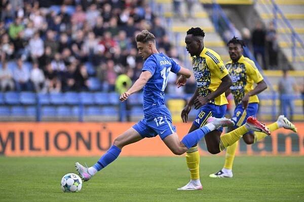 Utkání 6. kola první fotbalové ligy: FC Zlín - Slovan Liberec, u míče hostující Vojtěch Stránský, kterého stíhá Cletus Nombil.