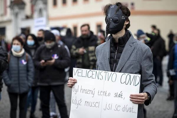 Stovky lidí se sešly k protestu proti vládním opatřením