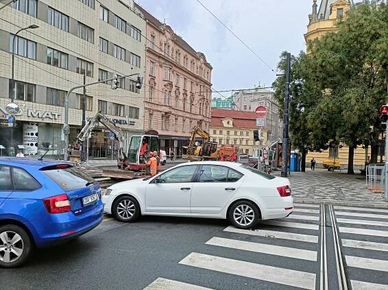 Oprava omezuje dopravu na Karláku. S cestou radí koordinátoři