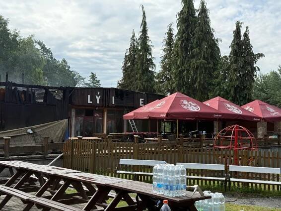 U Máchova jezera vyhořela oblíbená restaurace Bílý Kámen, plameny objekt zcela zničily (16. 7. 2025).